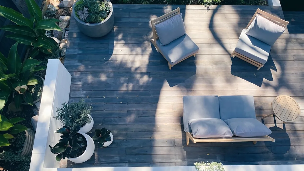 Terrasse en bois ou carrelage : le vrai calcul sur dix ans